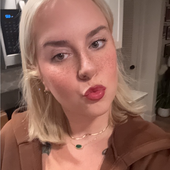 Meet your Posher, Hailey - Picture 3 of 3